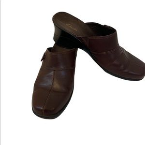 Clark woman’s clog.